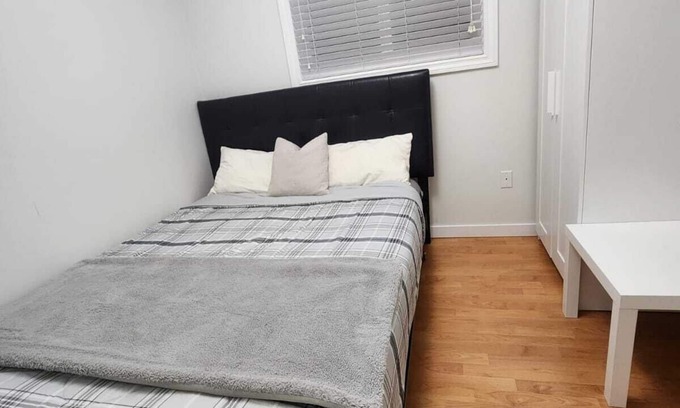 Renfrew-Collingwood House | Cozy 1BR Suite | Close to SkyTrain (5min Walk)
