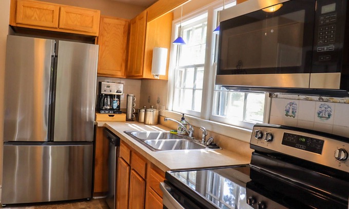 Greensboro House | Cozy 2/1 House in Quiet Greensboro Neighborhood