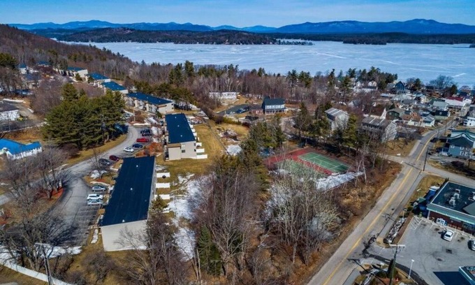 Weirs Beach Apartment | Cozy 2 bdrm 2 bth condo walking distance to Weirs!