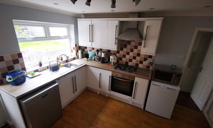 Merthyr Tydfil House | Cozy 2-bed Cottage in Merthyr, 5 Mins to Bike Park