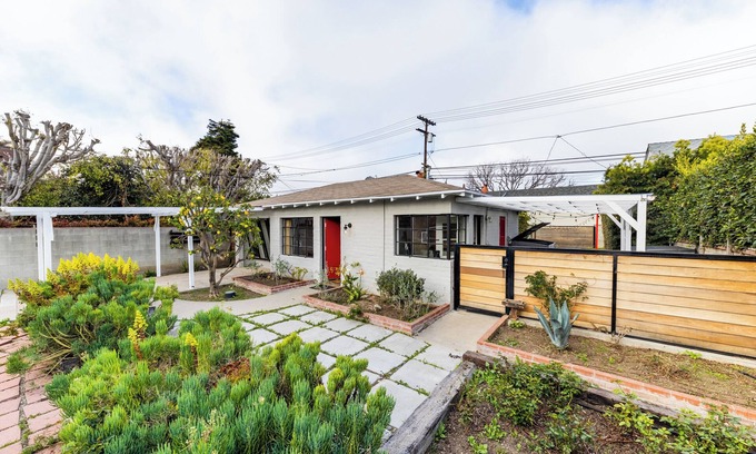 Mar Vista House | Cozy 2 Bed Mid Century Modern Pet Friendly Cottage in Mar Vista with Fenced Yard