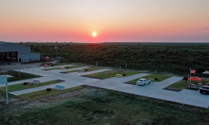 Port Bolivar House | Cozy 2-bedroom RV ACROSS FROM THE BEACH in Terrific Bolivar Peninsula w/WiFi, AC