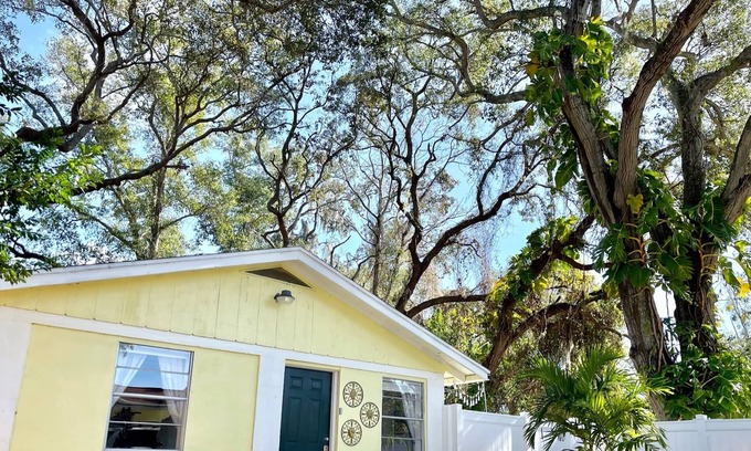 Clearwater Cottage | Cozy 2 Bedroom 12 Minutes from Clearwater Beach!