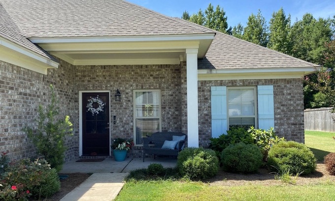 Oxford House | Cozy 2 bedroom, 2 bath house 10 minutes from Downtown Oxford!