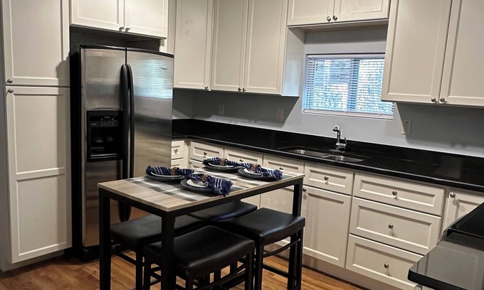 Fayetteville Apartment | Cozy 2-bedroom apartment in peaceful Fayetteville with AC