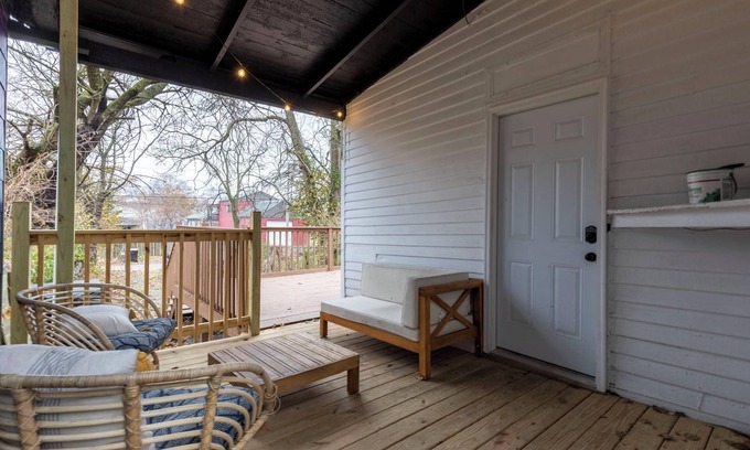 Smoketown Jackson Apartment | Cozy 2-bedroom apartment in adorable Downtown Louisville with WiFi, AC
