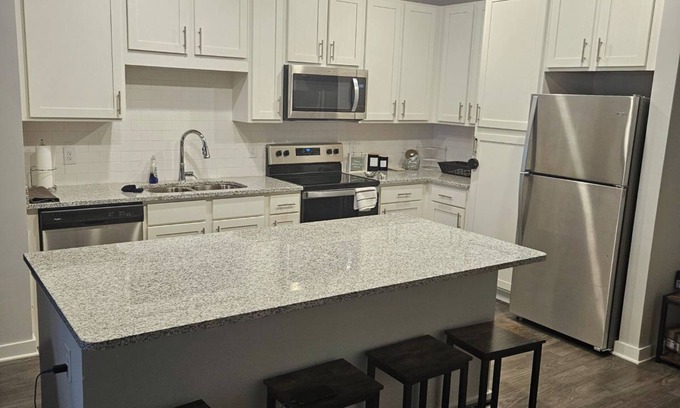Clarkdale Apartment | Cozy 2-bedroom apartment in terrific Atlanta location with fitness room, WiFi
