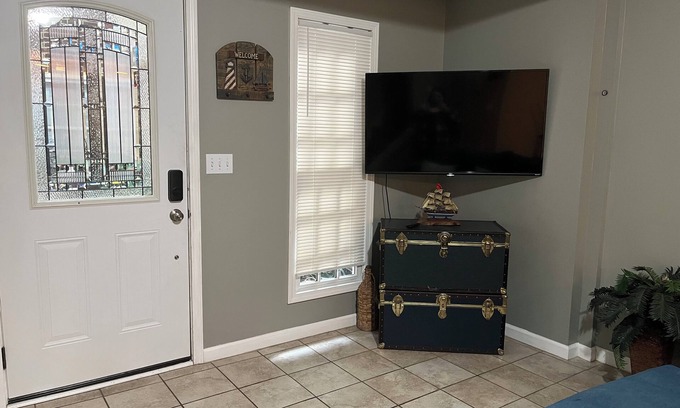 Lorain Apartment | Cozy 2-bedroom apartment in charming Lorain with AC