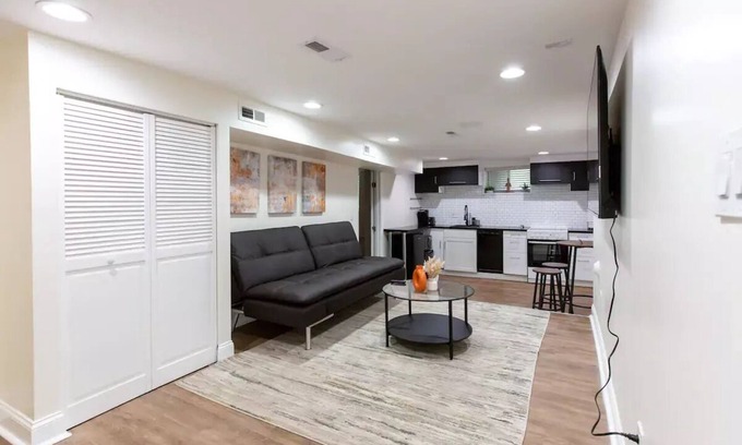 Northeast House | Cozy 2 bedroom at the heart of DC FREE Parking