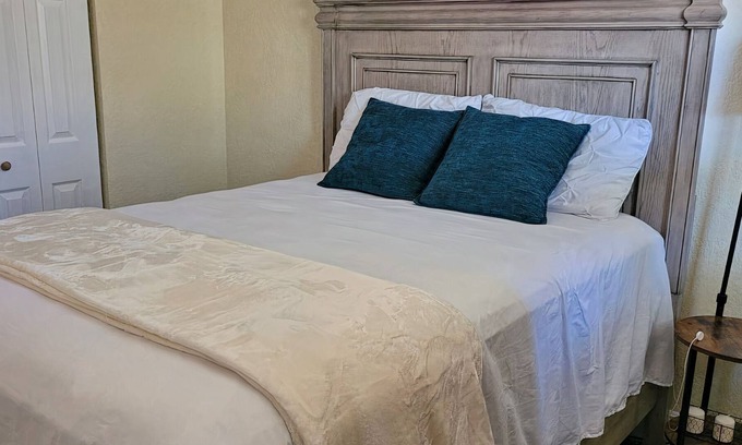 Garden Isles Apartment | Cozy 2 bedroom close to beach and highway