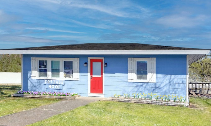 Gatlinburg - Pigeon Forge Cottage | Cozy 2-bedroom cottage with WiFi and AC in pleasant Pigeon Forge - On the River!