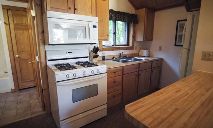 Munising Cottage | Cozy 2 bedroom cottage with full kitchen minutes from Pictured Rocks Cruises!