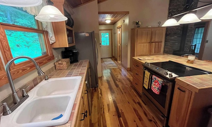 Topton Cottage | Cozy 2-bedroom cottage. with a beautiful mountain view in lovely Nantahala, NC.