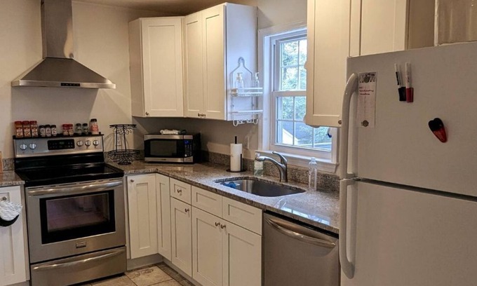 East Raleigh House | Cozy 2 Bedroom Home For Traveling Nurses
