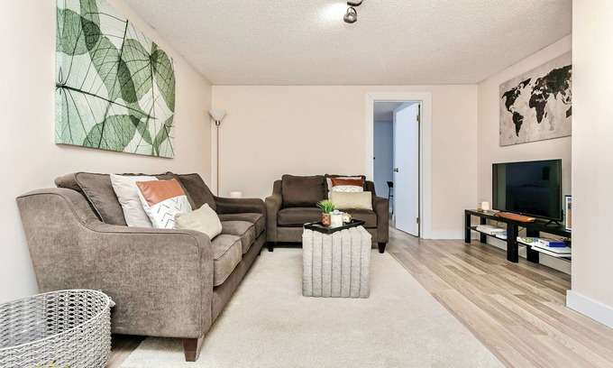 Mayfield House | Cozy 2-bedroom Home with Gym Near Downtown/WEM