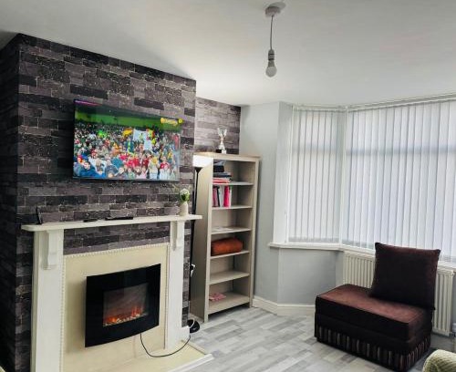 Bradford House | Cozy 2 Bedroom House in Bradford with 2 private car parking and garden
