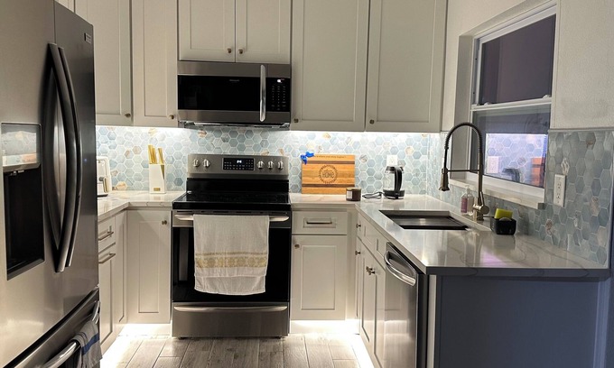 Lake Magdalene House | Cozy 2-bedroom house in pleasant Tampa with WiFi, AC