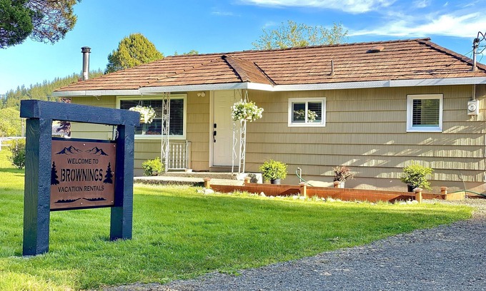 Forks House | Cozy 2 bedroom house on 1.5 acres