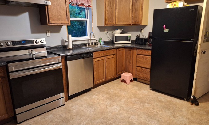 Ellington House | Cozy 2-bedroom house in nice Ellington with WiFi, AC