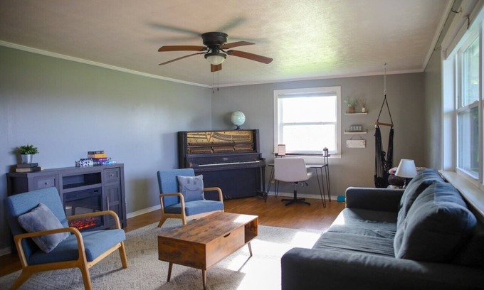 Jamestown House | Cozy 2-bedroom house in Jamestown with AC, WiFi