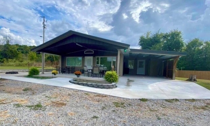Yellville Cottage | Cozy 2 bedroom in Lead Hill by Bull Shoals Lake