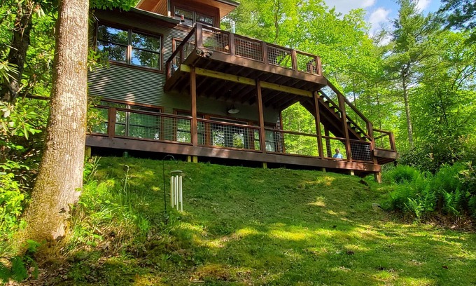 Cashiers Cabin | Cozy 2 bedroom, pet friendly cabin in Cashiers, NC with spectacular views.