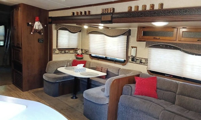 Crystal River House | Cozy 2-bedroom RV in amazing Crystal River with AC, microwave on a large plot