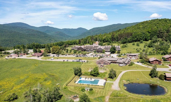 Moscow Condo | Cozy 2-bedroom Trapp Family Lodge ski Guest House in Stowe VT