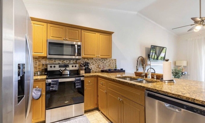 West Palm Beach Villa | Cozy 2 bedroom Lakeview Villa|King & Queen Beds