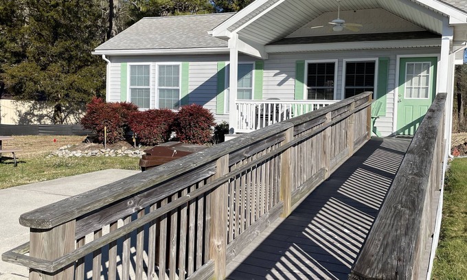 Ocean Pines House | Cozy 2-bedroom waterfront bungalow with crabbing pier and boat ramp