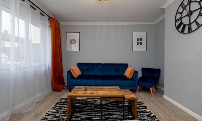 Woking House | Cozy 2 bedroom with parking