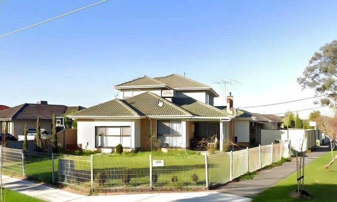 Fawkner House | Cozy 2 beds in a private room near Airport