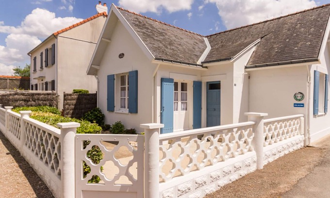 La Bernerie-en-Retz Cottage | Cozy 2-BR Cottage Steps from Beach with Enclosed Garden & Fishing Gear