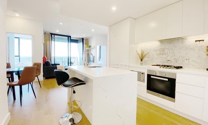 Box Hill Apartment | Cozy 2B2B Apartment with Free Parking & Penthouse Pool