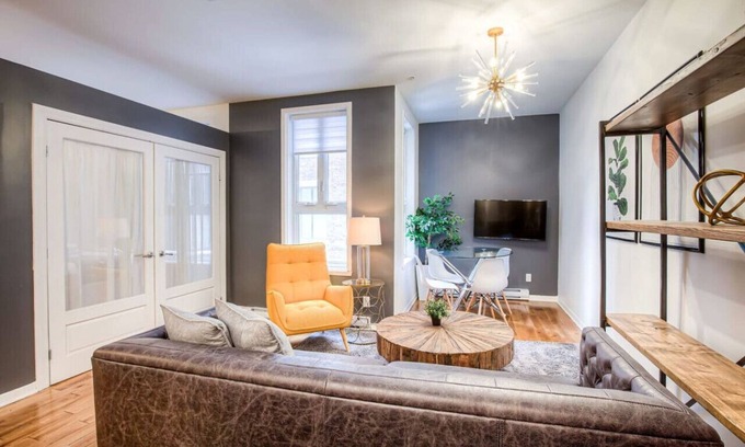 Cite Multimedia Apartment | Cozy 2BD loft Hotel Suite-Old Montreal B3