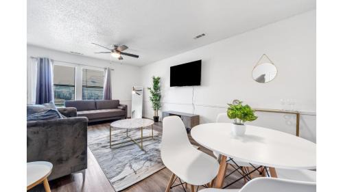Bentonville Apartment | Cozy 2BD Near Walmart HQ with Long Stay Savings