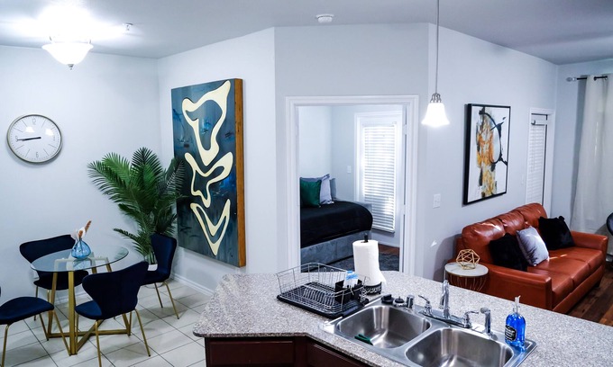Oak Cliff Apartment | "Cozy" 2bdrm Apt near Kessler Park ~ Bishop Arts~ Downtown Dallas