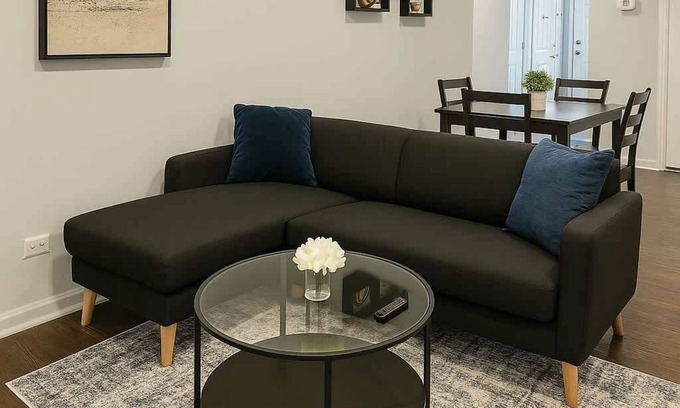 Chicago Apartment | Cozy 2BR Apt w/Washer & Dryer