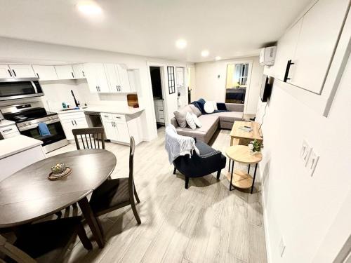 Vancouver House | Cozy 2BR - Backyard Fun and Dog Friendly - sleeps 6