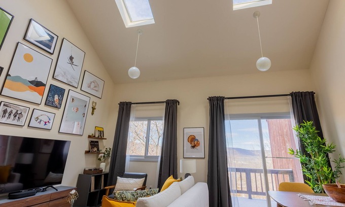 Vernon Condo | Cozy 2BR condo w/valley views
