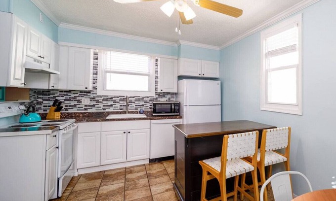 Ventnor City House | Cozy 2BR Cottage - 3 blocks to the Beach