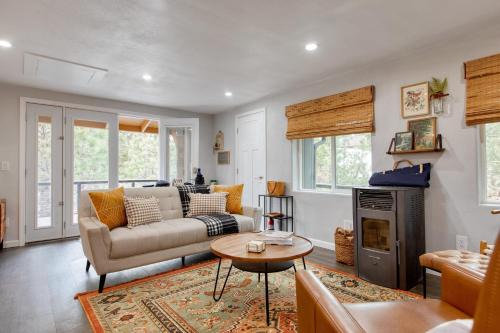 Fawnskin House | Cozy 2BR Fawnskin Cabin Big Bear Lake Hiking Trails Snow Summit Nearby