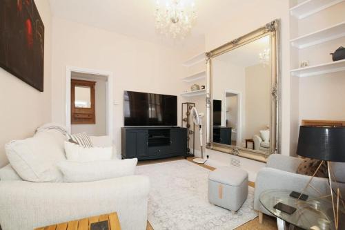 Harrow Road Apartment | Cozy 2BR Flat Central London Sleeps 3