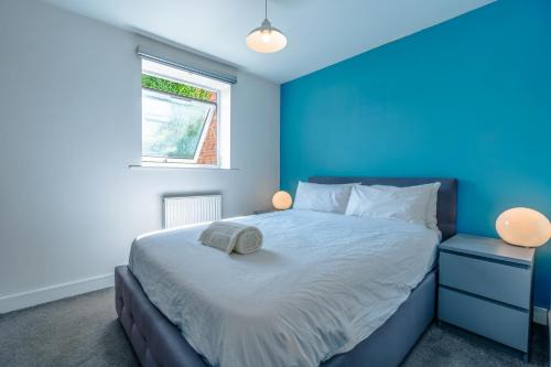 Chute Forest Apartment | Cozy 2BR flat near Stonehenge w/Juliette balcony