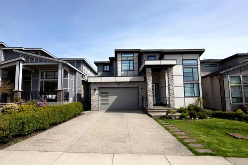 Willoughby House | Cozy 2BR for Family & Private Parking & Near Mall