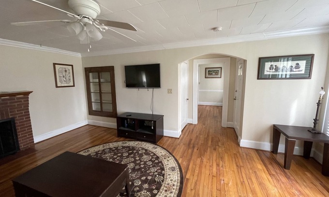 Lexington House | Cozy 2BR house behind Lexington BBQ