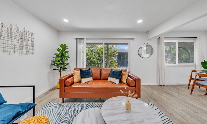West San Jose Apartment | Cozy 2BR near Santana, w fast Wi Fi