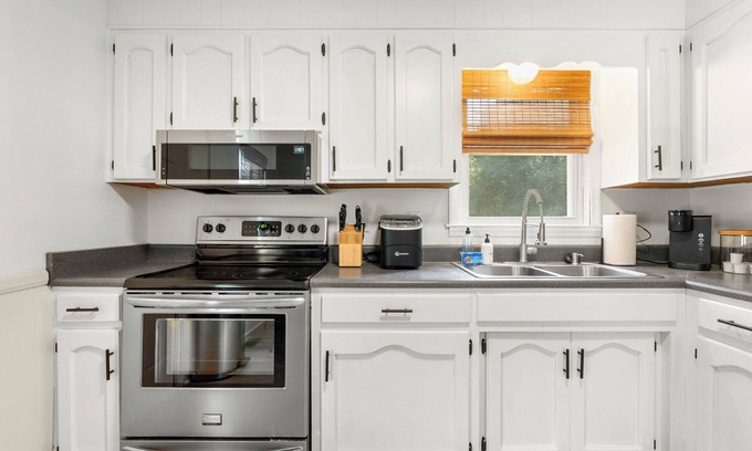 Wellford House | Cozy 2BR newly renovated mid-century modern duplex