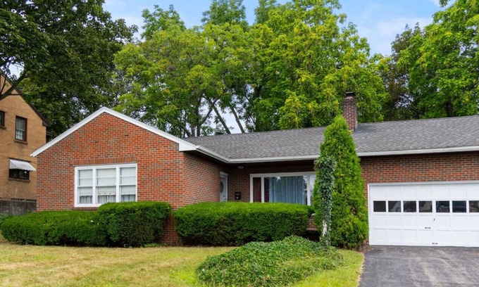 East Irondequoit House | Cozy 3-BDRM Ranch in Irondequoit