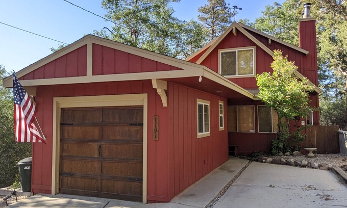Moonridge House | Cozy 3 Bed, 1 Bath Cabin. 10 Dollars Pets Fee per Night